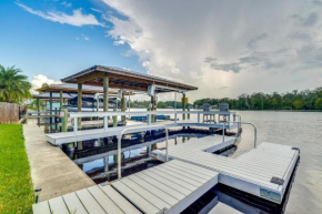Riverfront Homosassa Retreat with Kayak and Boat Dock!